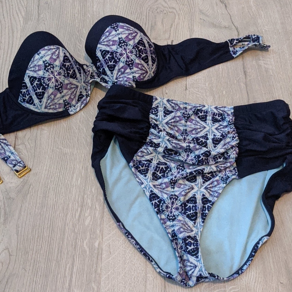 High waisted, strapless bikini
